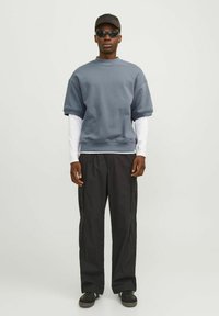 Jack & Jones MIT RUNDHALS - T-shirts basic - flint stone