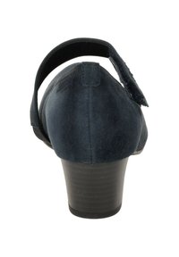 Scarpa blu scuro in suede con tacco basso e cinturino. Texture liscia, forma rotonda e retro chiuso. Presenta un dettaglio di chiusura in Velcro.