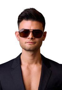 Černé sluneční brýle s velkými obdélníkovými skly, stříbrnými detaily a elegantním rámem; nosí je muž v černém saku na bílém pozadí.