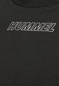 Tissu noir texturé avec le logo "HUMMEL" en lettres majuscules grasses, blanches et contour, centré près du haut.