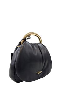 Borsa a tracolla in pelle nera con design arricciato, manico circolare dorato e logo dorato sulla parte anteriore. Texture liscia, forma elegante.