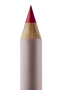 Crayon rouge avec une pointe taillée, corps en bois et un barillet lisse de couleur gris clair. La pointe est pointue et brillante, révélant une couleur rouge vive.