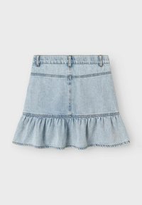 Jupe en denim bleu clair avec ourlet froncé, design structuré et coutures visibles. Forme évasée et longueur mi-cuisse. Cinq passants de ceinture.