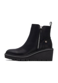 Botas de tobillo de cuero negro con tacón de cuña, cremallera lateral, superficie texturizada y una lengüeta en la parte posterior. Suela de goma duradera.