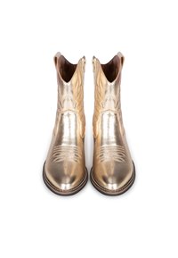 Zlaté kovbojské boty s dekorativním prošíváním, špičatou špičkou a bočními zipy. Hladká textura a strukturovaný design.