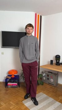 Pilkas raštuotas megztinis su aukštu apykaklės ir užtrauktuku, derinamas su bordo spalvos kelnėmis. Juodos sportbačiai užbaigia aprangą. Vidinė aplinka.