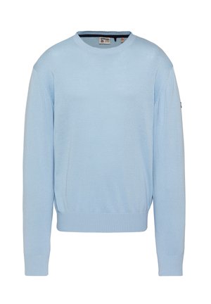 Pull bleu clair à manches longues avec col rond, poignets et ourlet côtelés, tissu tricoté uni, et petite étiquette logo sur la manche gauche.