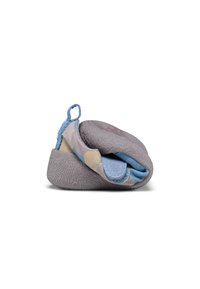 Zapato flexible gris con suela texturizada, acentos azules y superficie superior suave y con estampado. Presenta un lazo decorativo en el talón.