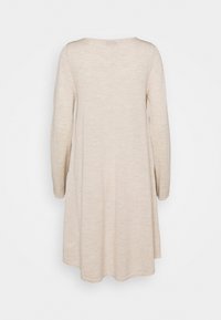 Robe beige à manches longues, longueur genou, avec un col rond, vue de dos sur un fond clair uni.