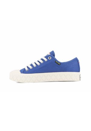 Blauwe lage canvas sneaker met witte veters en een gestructureerde off-white rubberen zool, met het Palladium merklabel aan de zijkant.