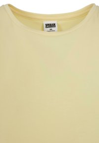 Lys gul T-shirt med rund halsudskæring og blødt stof. Har "URBAN CLASSICS"-mærket, der angiver mærket og størrelse XS.