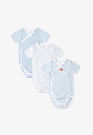 Drei kurzärmelige Babybodysuits in Hellblau und Weiß. Merkmale sind eine einfarbige Variante, Pünktchen und horizontale Streifen, mit einem roten Krebsakzent.