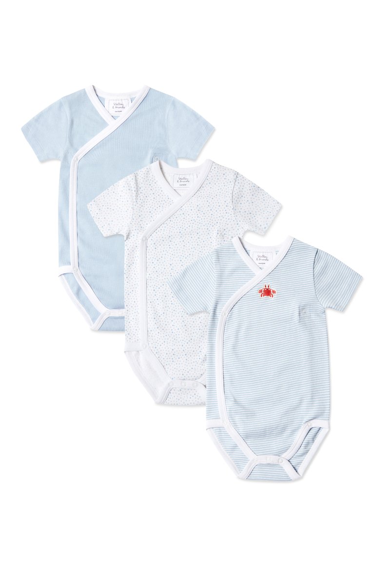 Tre body neonato a manica corta in azzurro chiaro e bianco. Caratteristiche includono un colore solido, pois e righe orizzontali, con un'accento di granchio rosso.