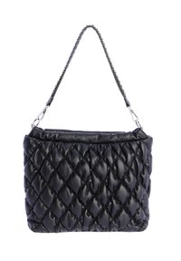 Bolso de mano de cuero negro acolchado con tapa curva, correa acentuada con cadena y textura de patrón en diamante. Presenta herrajes en tono plateado.
