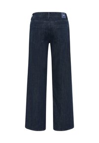 Dunkelblaue Schlagjeans mit glatter Textur, ausgestattet mit zwei Hintertaschen und einem Logolabel am Bund. Keine sichtbaren Verzierungen.