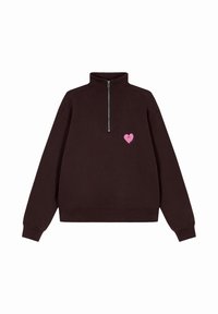 Felpa marrone con colletto alto e cerniera argentata. Presenta una grafica a cuore rosa sul petto. Tessuto morbido e vestibilità rilassata.