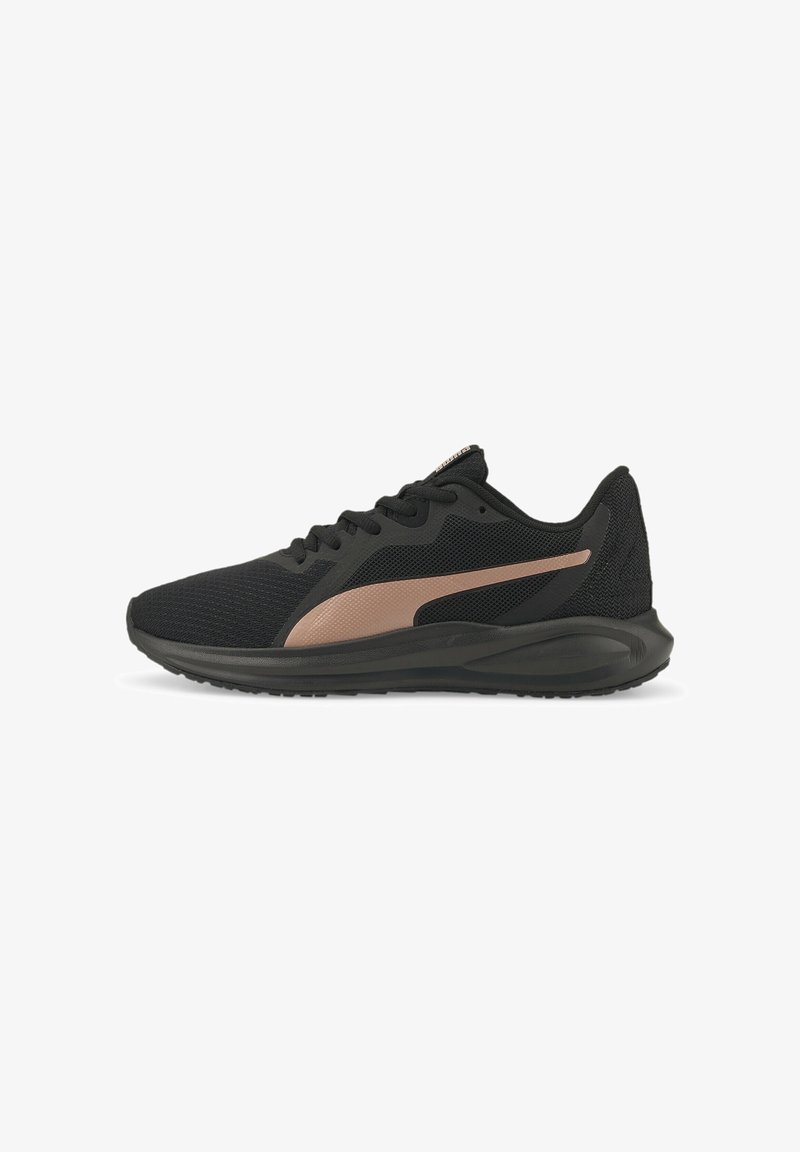 Chaussure de course athlétique noire avec logo Puma en or rose et semelle amortie, présentée en profil sur fond blanc.