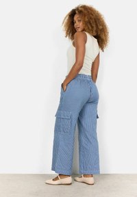 Soyaconcept SC-DILYS 3-C - Cargobukser - c medium blue stripe