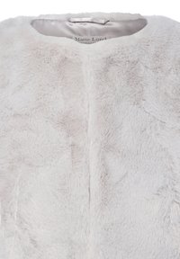 Weiße Kunstfelljacke mit einer weichen, strukturierten Oberfläche. Mit einem runden Ausschnitt und satinähnlichem Innenfutter. Markenlabel sichtbar im Inneren.