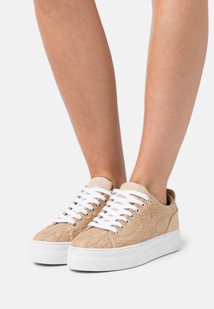 Guess, Baskets basses - cognac