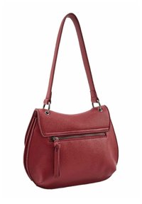 Sac à main en cuir rouge avec une forme structurée, doté d'un rabat supérieur, d'une poche zippée et d'une bandoulière réglable. Texture lisse, design minimaliste.