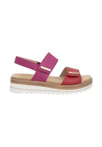 Des chaussures présentant des brides en cuir rose et rouge, une semelle intérieure rembourrée et une semelle plateforme texturée blanche avec un bord décoratif marron.