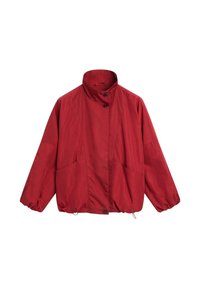 Veste rouge ample avec col montant, boutons sur le devant, poignets élastiques, poches latérales et ourlet avec cordon de serrage ajustable.