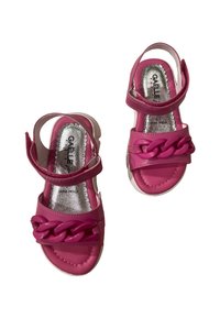 Sandali rosa con design a striscia intrecciata e due cinturini alla caviglia regolabili. Materiale morbido con una soletta argentata lucida. Suola piatta.