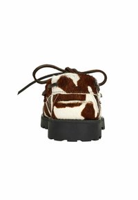 Bruine en witte koeienhuid instapschoenen met een gestructureerd oppervlak, zwarte rubberen zool en brown veters. Achteraanzicht benadrukt ontwerpdetails.