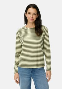 Langærmet stripet t-shirt i oliven og creme, rund halsudskæring, blødt bomuldsstof, afslappet pasform, bemærk: lille logo detalje ved kanten.