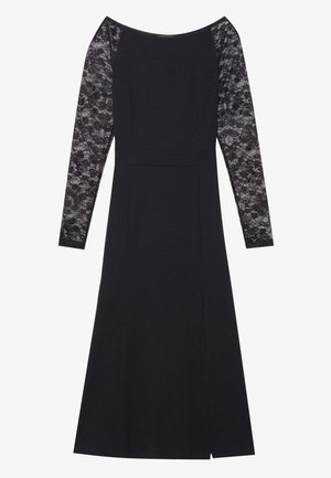 Sort kjole med en tætsiddende bodice, lange ærmer i blonde og en let forskydning foran. Stoffet er glat og strækbart, hvilket står i kontrast til blonden.