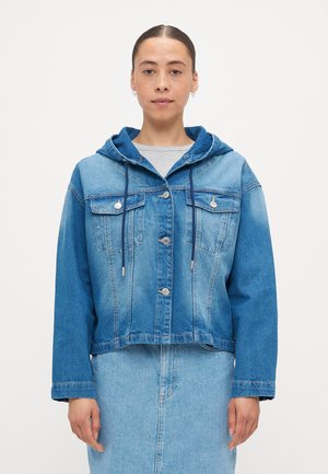 Chaqueta de denim con capucha, que presenta un degradado de azul claro a oscuro, cierre frontal con botones, dos bolsillos en el pecho y detalles con cordón.