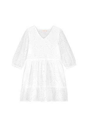 Vestido blanco de manga larga con escote en V, bordado floral con ojales, cintura fruncida y falda de volantes, mostrado sobre un fondo liso.