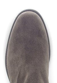 Grijze suède enkellaars met een ronde neus en minimale stiksels. De zool is zwart met een lichte lip rondom de rand voor extra detail.