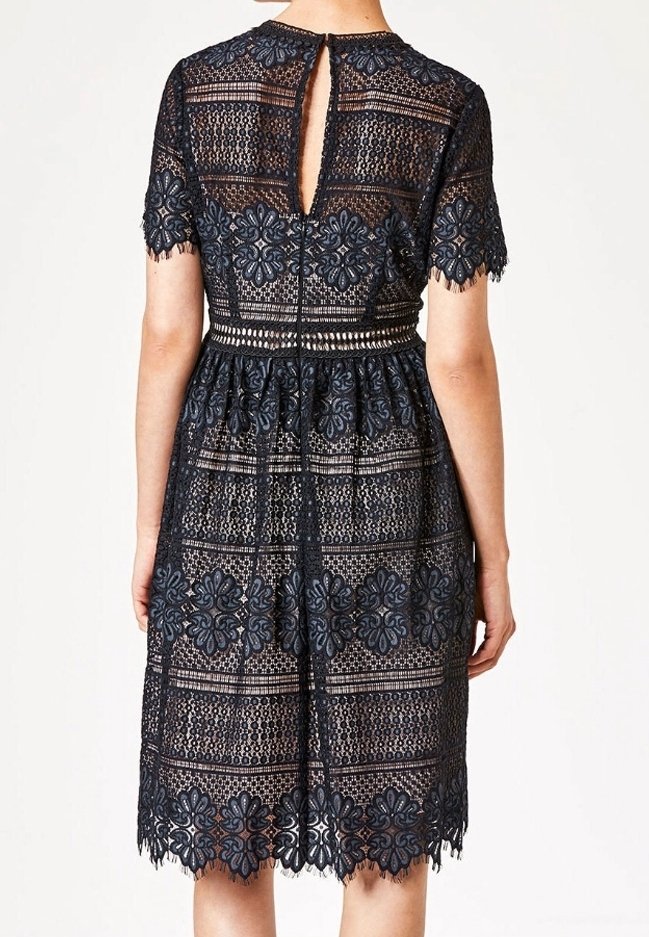 Navy-Blumenmusterkleid mit kurzen Ärmeln, offenem Rücken, taillierter Taille, einem ausgestellten Rock und gewelltem Saum.