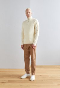 Lindbergh HALF ZIP - Stickad tröja - cream white