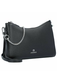 Borsa a mano nera in pelle con una finitura texture, dotata di una tracolla in catena argentata e un accento con logo. Chiusura a zip lungo il bordo superiore.