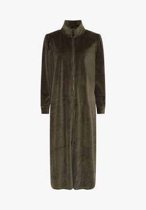 Zielono-oliwkowa sukienka na długim rękawie, zapinana na zamek, wykonana z miękkiego materiału welurowego, z wysokim kołnierzem i luźnym krojem, sięgająca do połowy łydki.