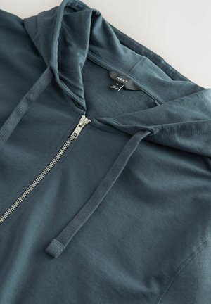 Dunkelblaues Zip-Hoodie mit gefütterter Kapuze, Frontreißverschluss und flachen Kordeln. Hergestellt aus einem weichen Stoff mit glatter Textur.