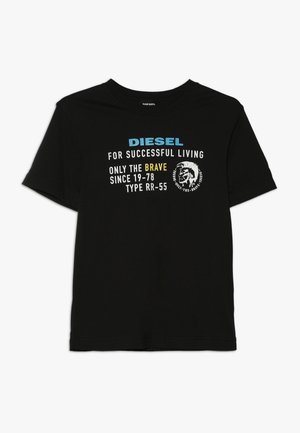Sort Diesel T-shirt med blå, hvid og gul tekst, der lyder "Diesel For Successful Living Only The Brave Since 1978 Type RR-55" og et grafisk logo.