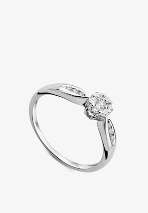 Sølvring med en rund klynge af diamanter i midten og mindre diamanter indlejret langs de tilspidsede båndsider.