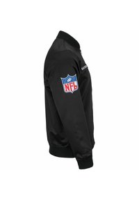 Schwarze Bomberjacke mit NFL-Branding, geripptem Kragen und Bündchen, Reißverschluss und Logopatch am linken Ärmel. Aus glattem synthetischem Material.