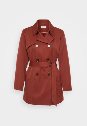 Roestbruine dubbele rij knoop trenchcoat met schildpadknopen, brede revers, zijzakken en een bijpassende stoffen riem in de taille geknoopt.