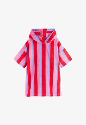 Krótki ręcznik-peleryna z kapturem z pionowymi czerwonymi, różowymi i niebieskimi paskami, wykonany z miękkiego, chłonnego materiału.