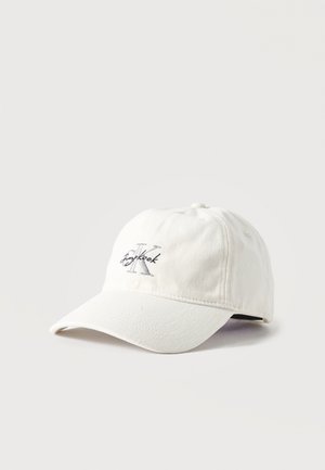 Weißes Basecap mit gebogenem Schirm und schwarzer Stickerei „Jungkook“ sowie stilisiertem Buchstaben „K“ auf dem vorderen Panel.