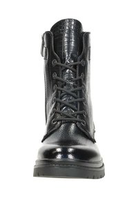 Zwart leren veterschoen met zijrits, getextureerd bovenpaneel en dikke rubberen zool, weergegeven vanuit de voorzijde.