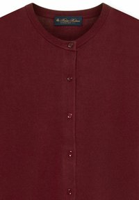 Bordowy kardigan na guziki z okrągłym dekoltem i widoczną metką marki Brooks Brothers wewnątrz kołnierza.