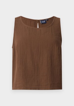 Hnedý top bez rukávov s textúrovanou tkaninou, okrúhlym výstrihom a malým gombíkovým zapínaním na chrbte, s vnútornou značkovou etikou GAP.
