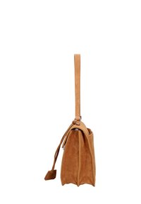 Borsa in camoscio color cuoio con design strutturato, sottile tracolla e chiusura con coulisse. Texture liscia, dettagli con cuciture e piccolo dettaglio con etichetta.