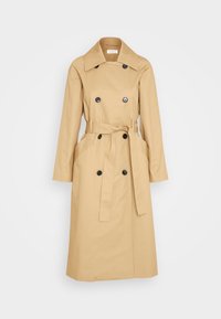 Gabardina beige con diseño de doble botonadura, botones negros y cinturón atado. Presenta solapas amplias y bolsillos laterales. Textura de tela suave.